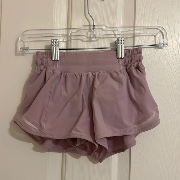 lululemon athletica Pants - Hotty hot low-rise lined short 2.5” Size 2